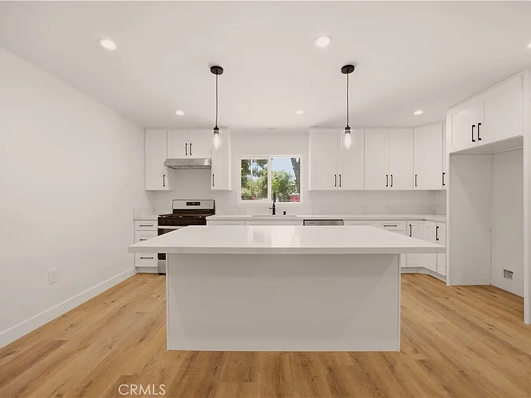 17024 Parthenia St — Photo 7