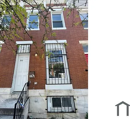 2815 E Madison St — Photo 2