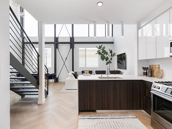 3rd image of 5570 Melrose Ave #302