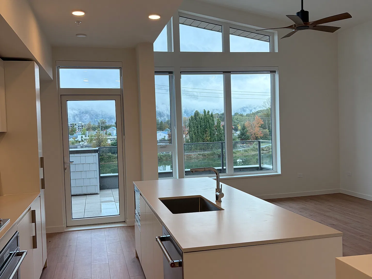 3 bed, $4,550 — Photo 4