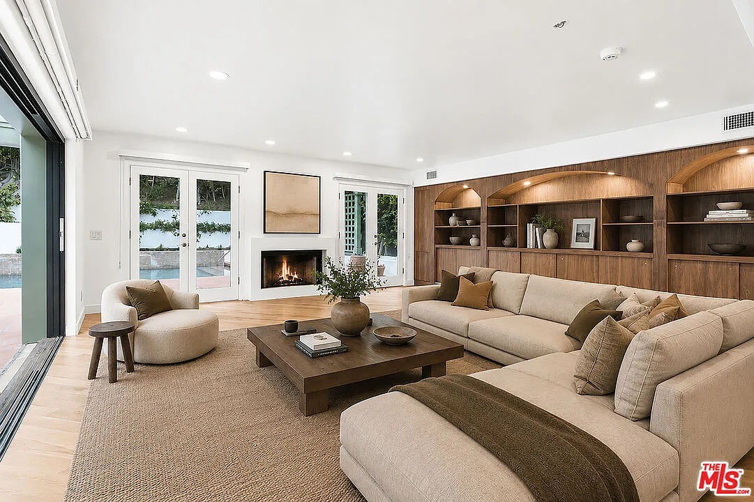 4 bed, 6.0 bath, 4886 sqft, $24,000 — Photo 1