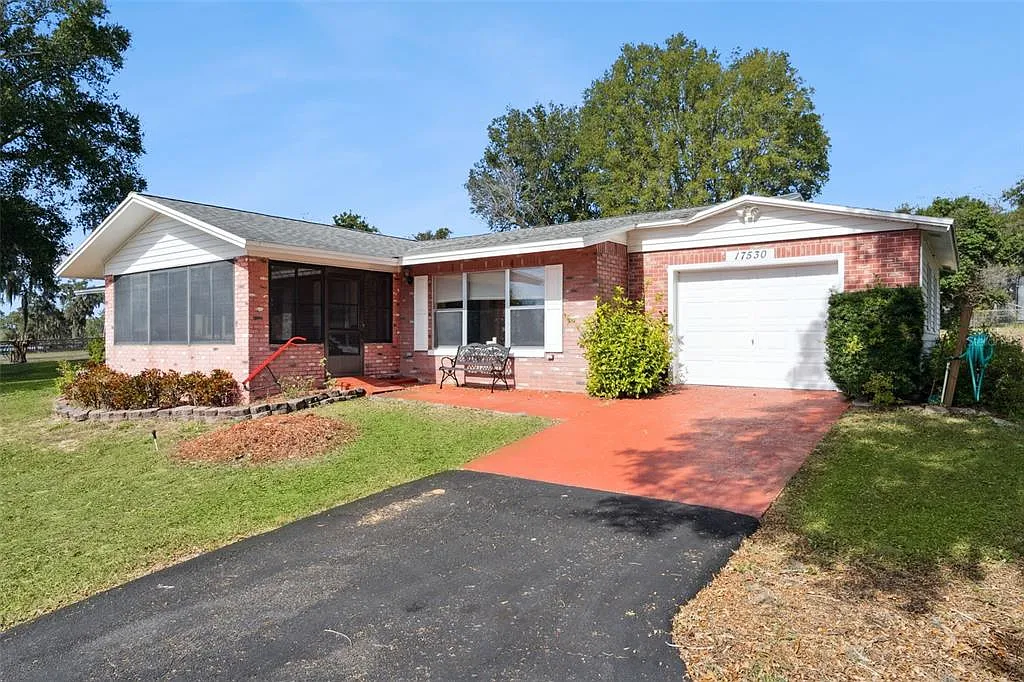 3 bed, 2.0 bath, 1724 sqft, $2,100 — Photo 2