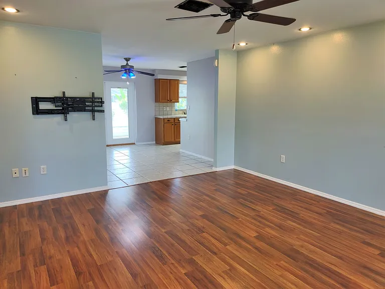 979 Nantucket Rd — Photo 6
