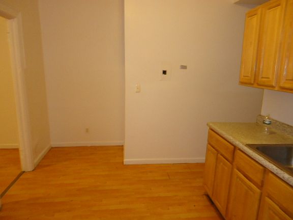 5th image of 695 Sheffield Ave APT 1F