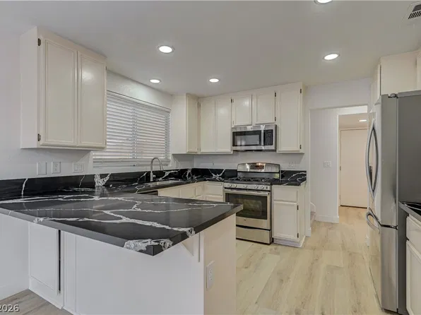 6028 Shadow Oak Dr, North Las Vegas, NV 89031