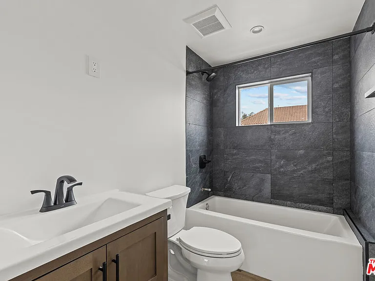 546 N Genesee Ave — Photo 13