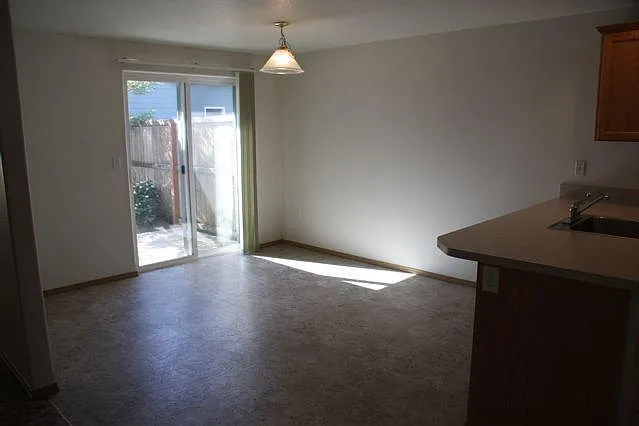 515 SW West Hills Dr — Photo 3