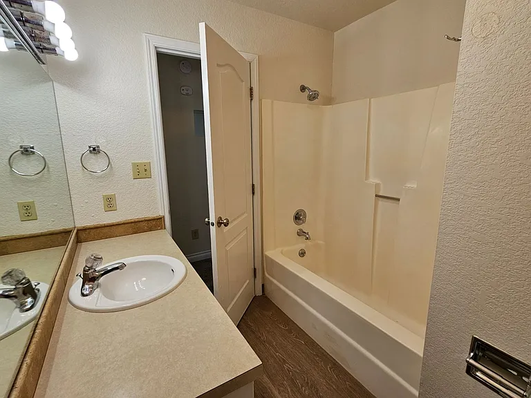 1005ri — Photo 24