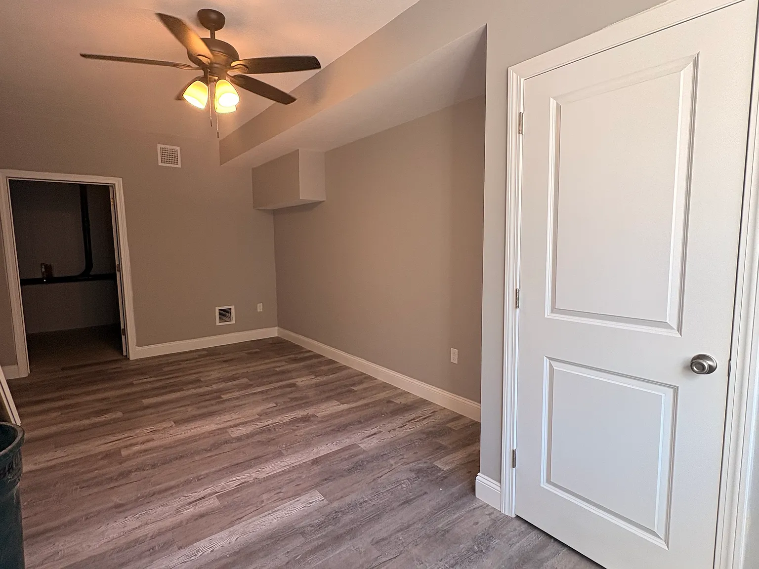 4 bed, 2.5 bath, 2400 sqft, $3,200 — Photo 4