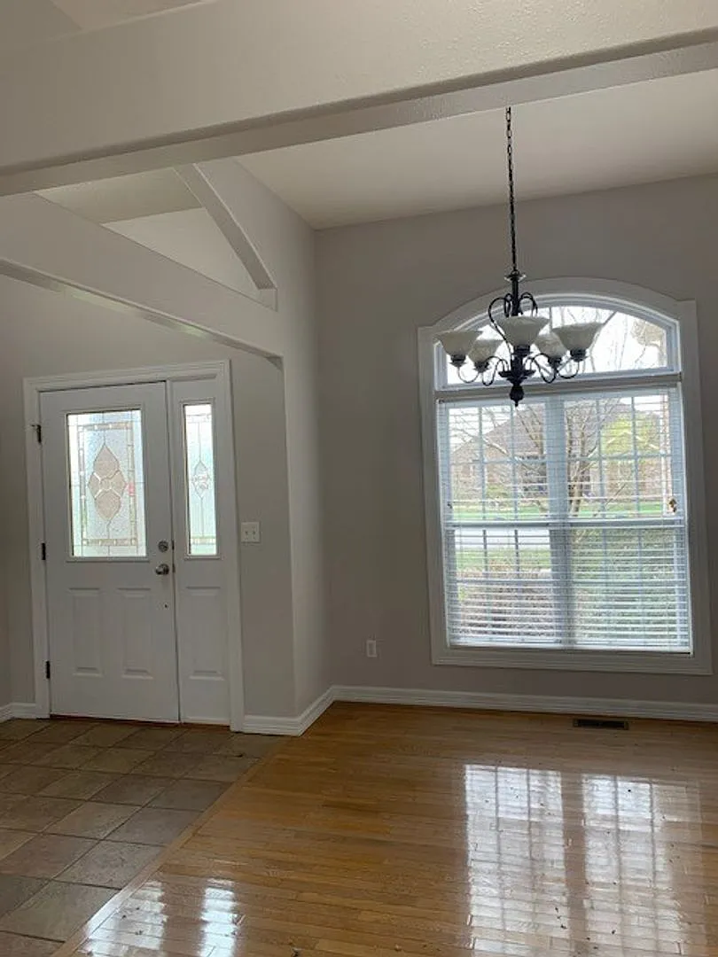 Republic Schools - Executive 4 Bed 3 Bath 2 Car Garage For Rent In Battlefield — Photo 2