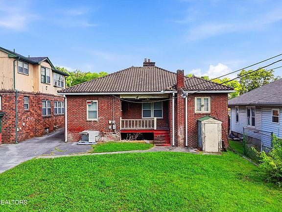 3rd image of 3208 E Magnolia Ave