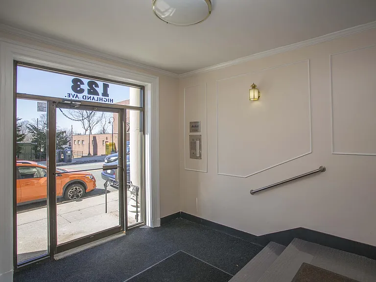 Highland Ave — Photo 24