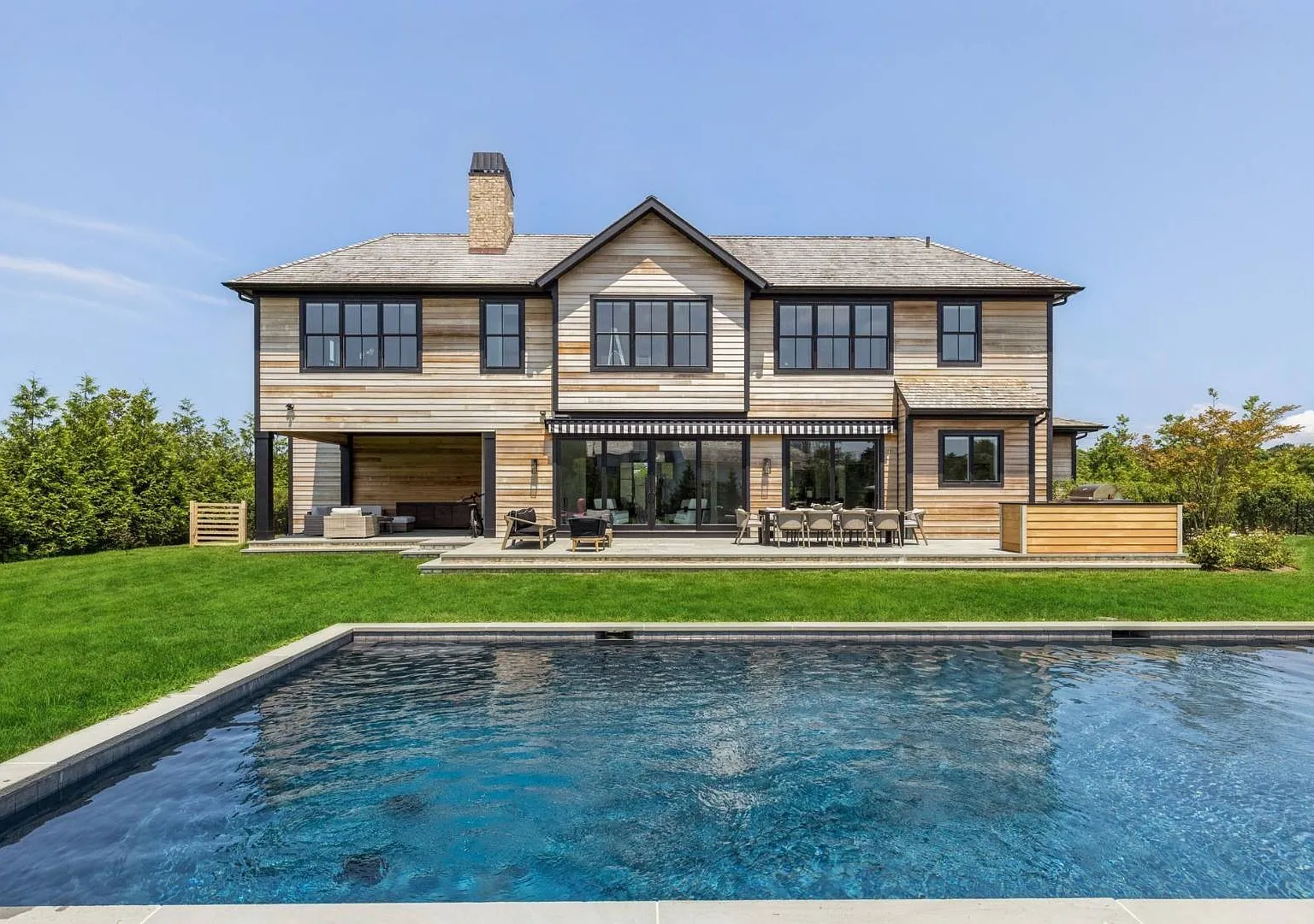 Sunlit home, entertaining paradise, large pool, covered patio — Photo 1