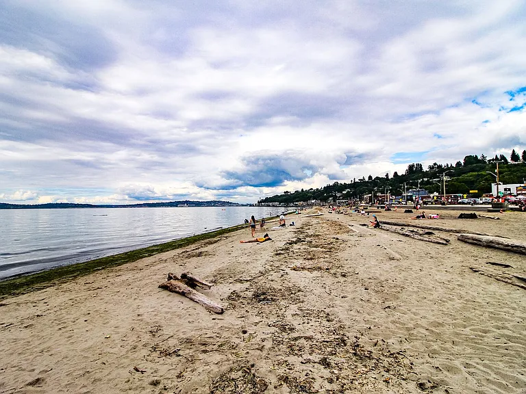 Alki 12 Apartments are located just blocks from Alki Beach. — Photo 16