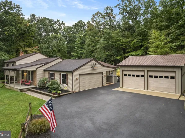 9742 Woodland Dr, Hanover, PA 17331