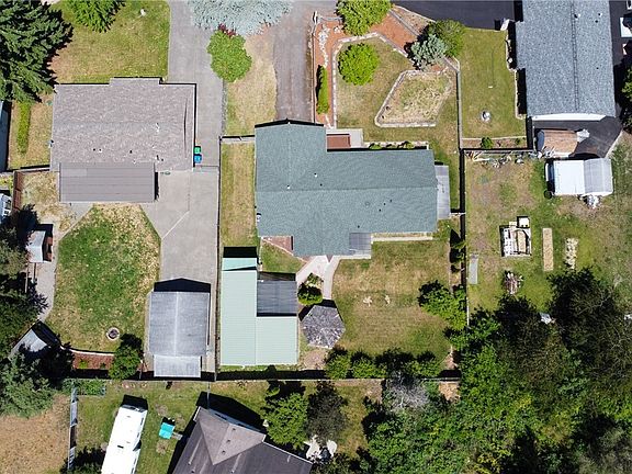 3rd image of 1016 NW Kingsview Ct