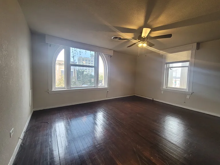 200 S Beaton St #202 — Photo 8