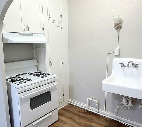 5th image of 229 W Jackson Blvd APT 4D