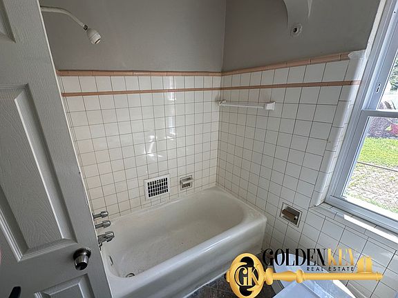 4th image of 16886-16888 Pinehurst St