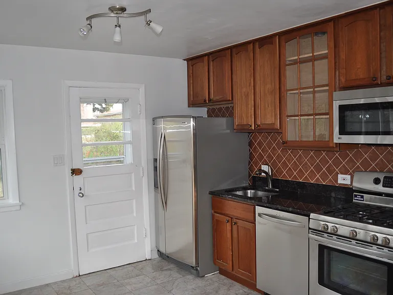 7343 N Kenneth Ave — Photo 4