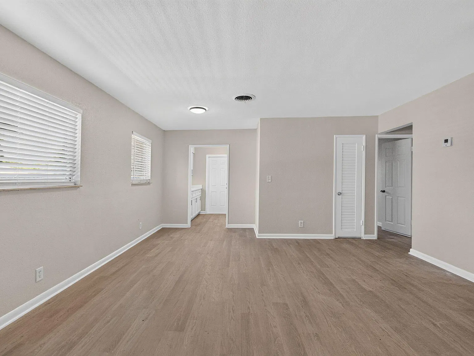 3 bed, 1.0 bath, 1000 sqft, $2,350 — Photo 4