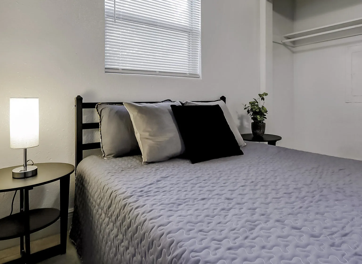 4 bed, 1.0 bath, 840 sqft, $927 — Photo 1