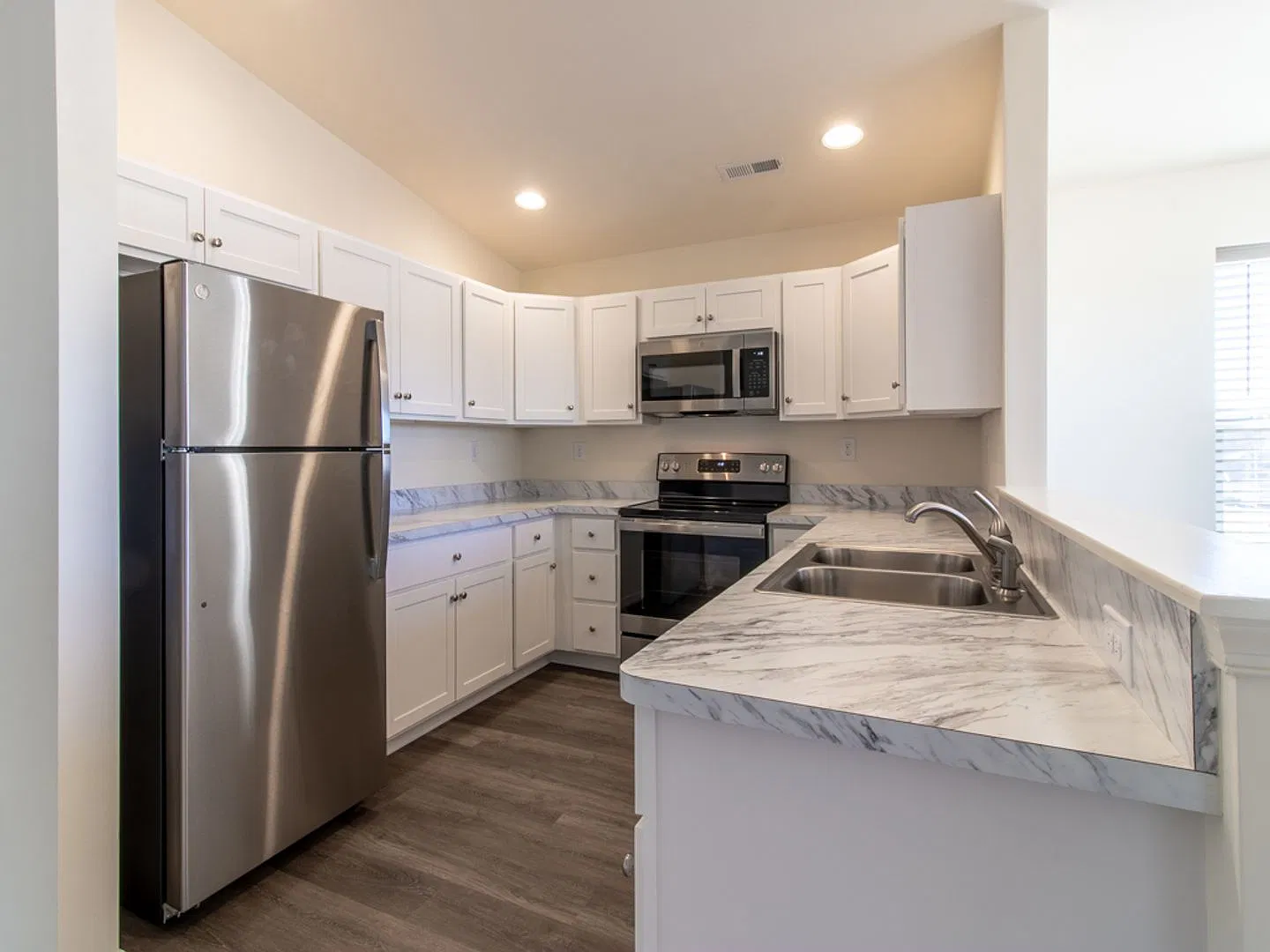 2 Bed 2 Bath Condo - Unfurnished - Long-Term Rental — Photo 2