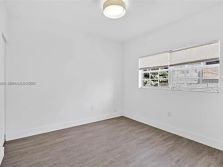 1351 SW 4th St #8 — Photo 8
