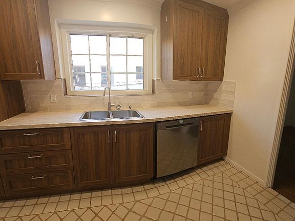 2nd image of 749 E Doran St #1/2