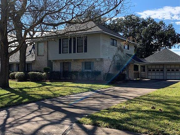 2nd image of 104 Poinciana St