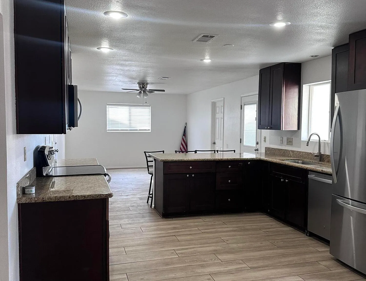 3 bed, 2.0 bath, 1830 sqft, $3,000 — Photo 4
