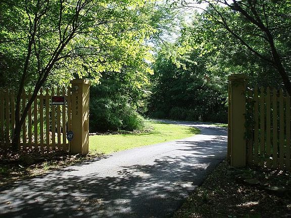 3rd image of 5542 N Thorn Ln