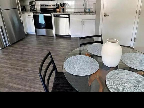 4th image of 105 Fulton Ave