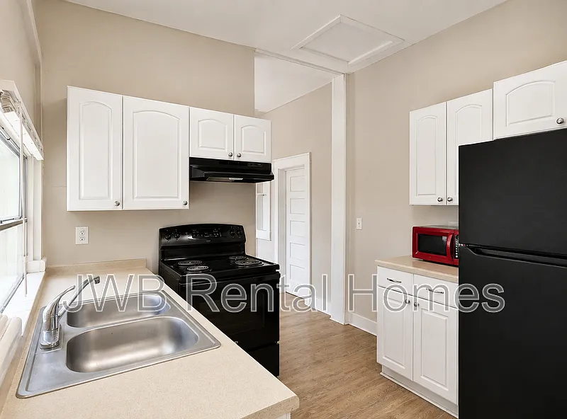Brentwood — Photo 2