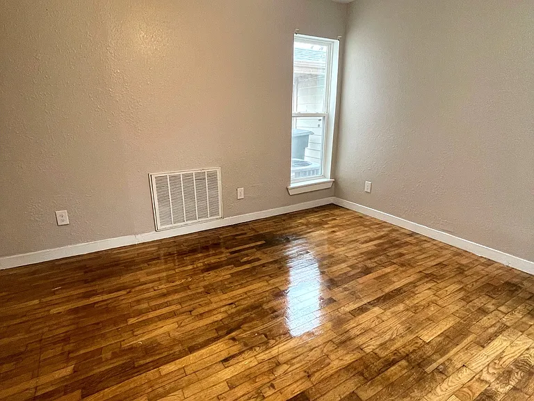 833 W Pecan St — Photo 4