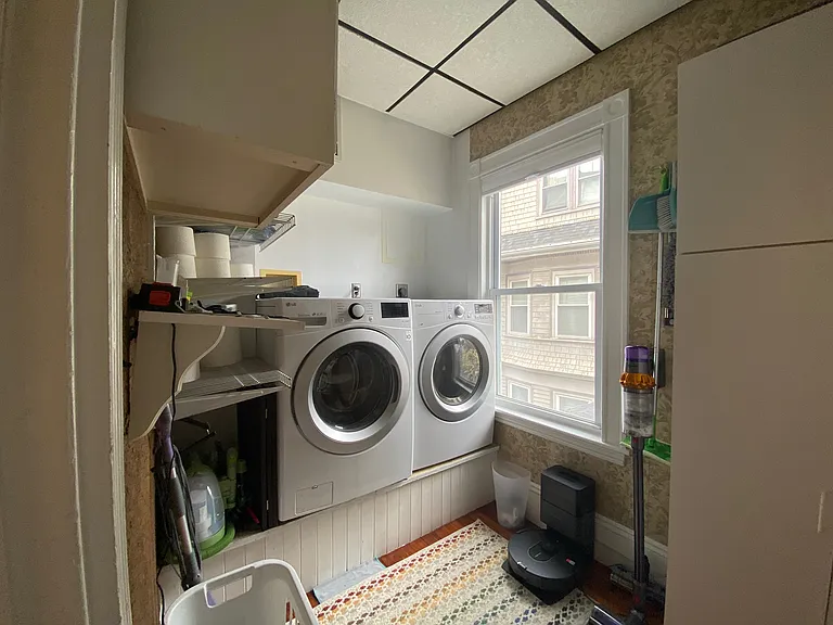 Laundry room (8' x 6')