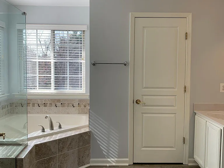 Master Bedroom - En suite Bathroom