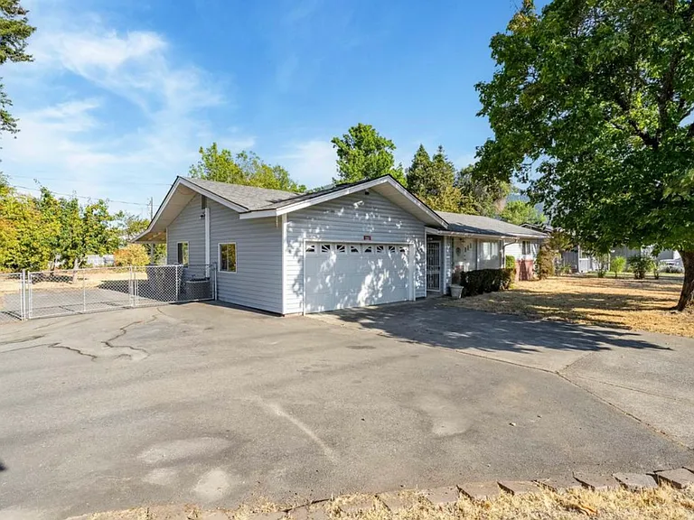 905 SE Fern St — Photo 2