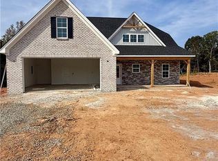 407 Enclave Dr, Clemmons, NC 27012