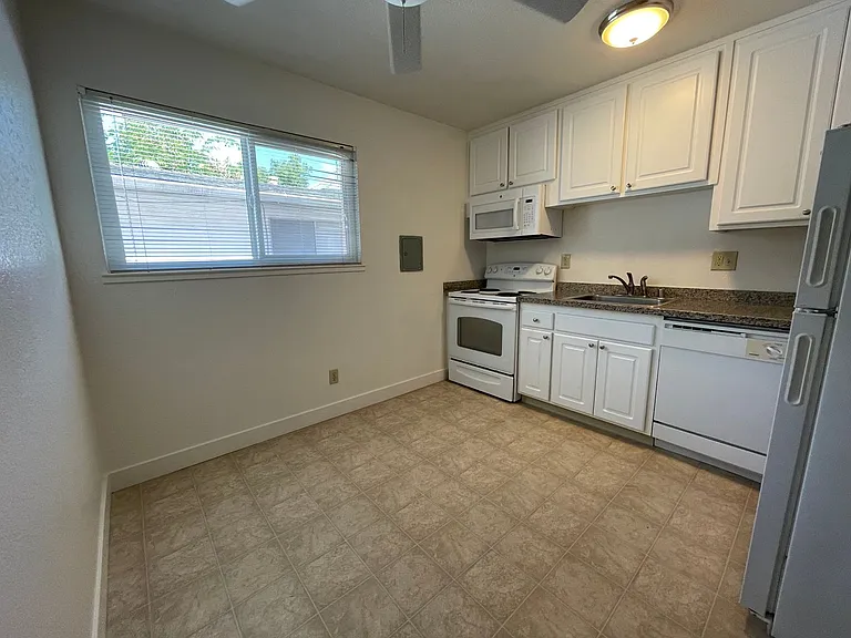 2524 I Street — Photo 4