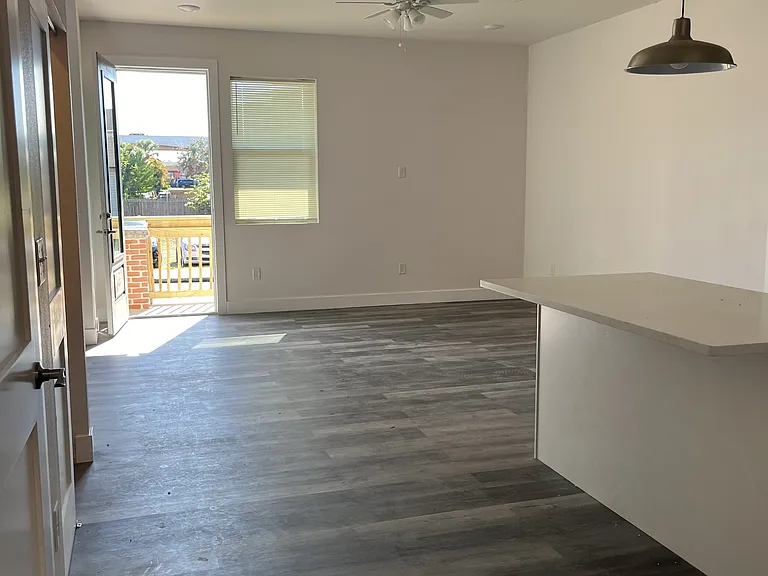 2104 E Columbus Dr — Photo 2