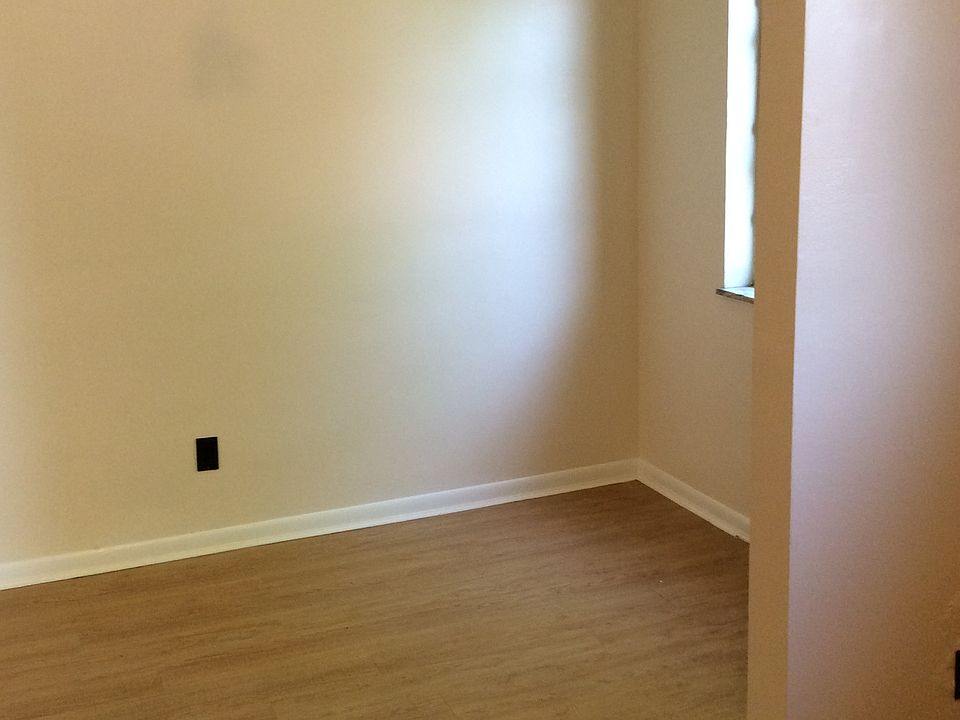 2nd image of 1057 Winfield Ave #2