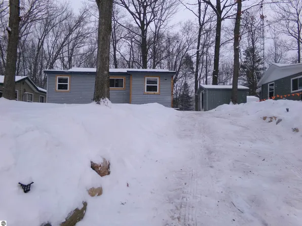 992 Lake St, Harrison, MI 48625