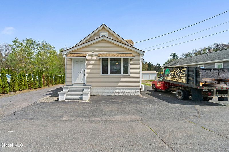 2nd image of 3041 Hamburg Street