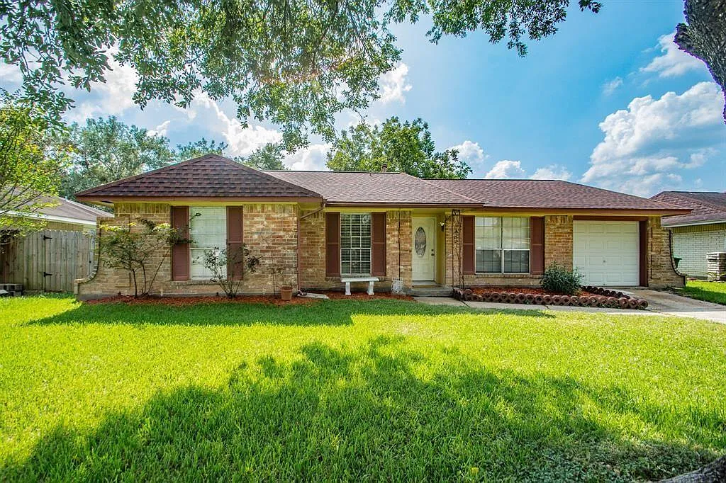 3 bed, 1.5 bath, 1039 sqft, $1,675 — Photo 1