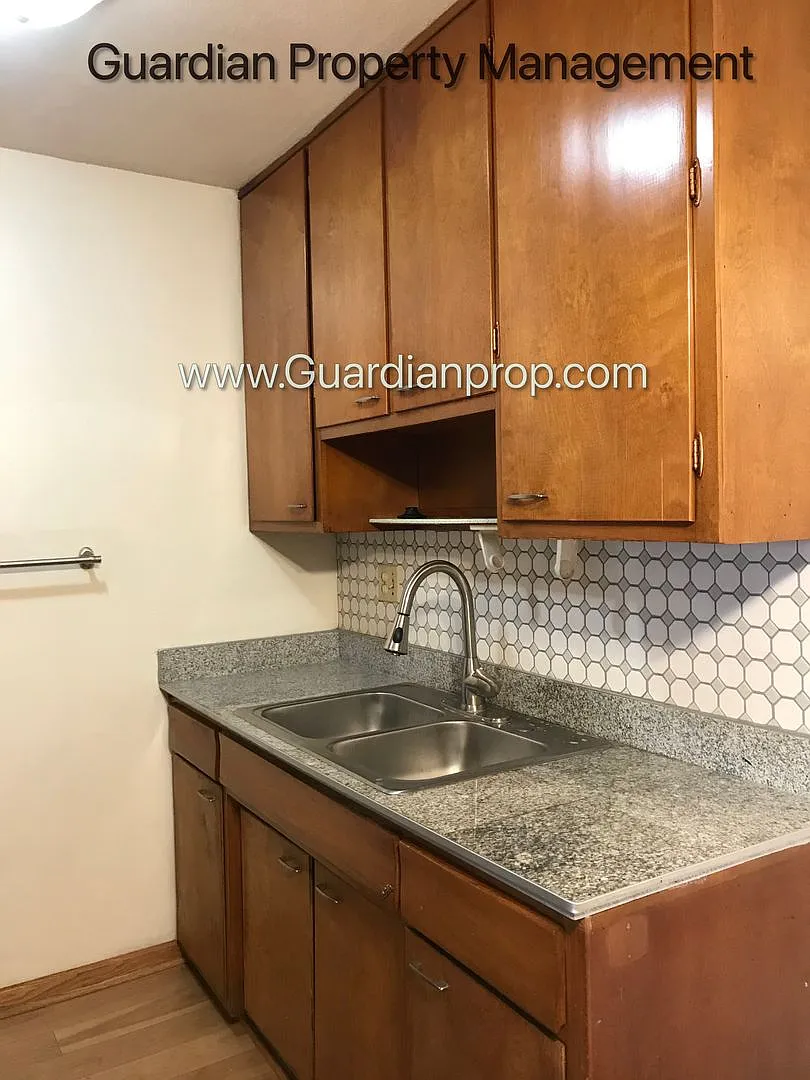 Bloomington Main Floor Apartment, Granite Countertops, Heat Paid, Free Parking, Storage Unit Incl... — Photo 4
