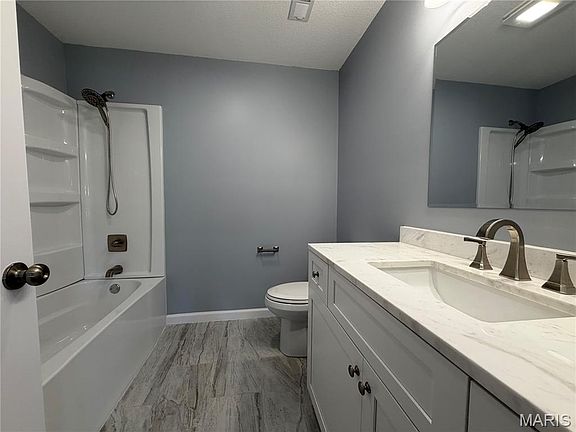 5th image of 1025 Delano St