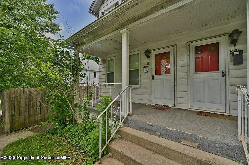 3 bed, 1.0 bath, 1026 sqft, $1,350 — Photo 3