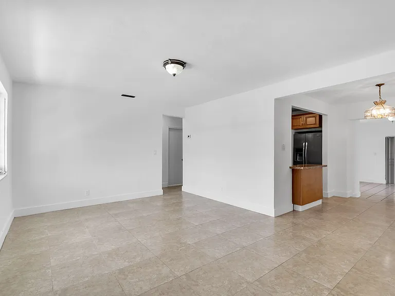 1040 SW 73rd Ct — Photo 5