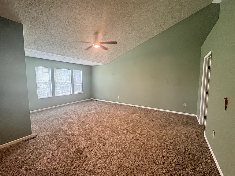 5698 Grantham Ln — Photo 7